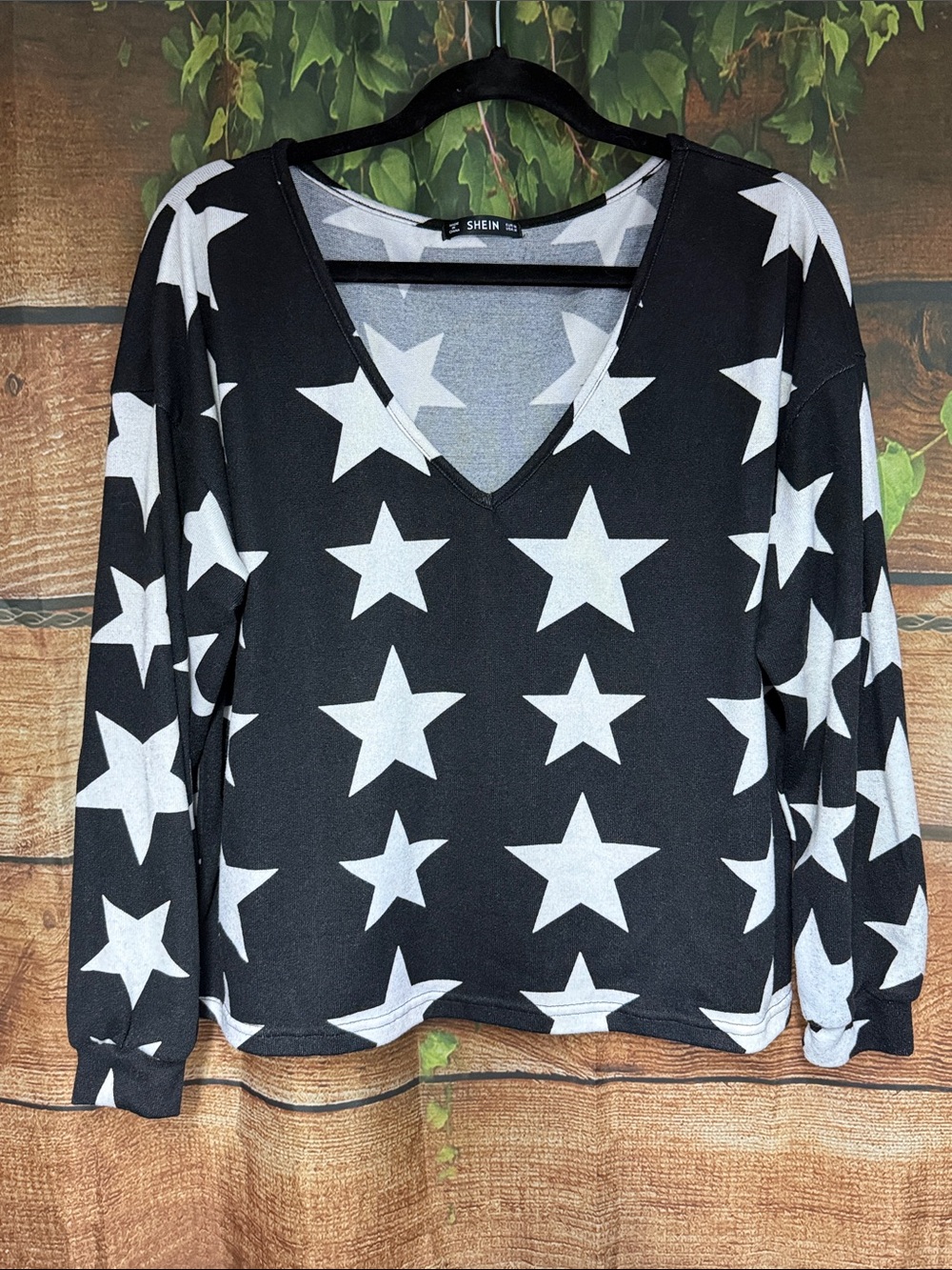 🦋EUC SHEIN Black & White Star V-Neck Long Sleeve Top